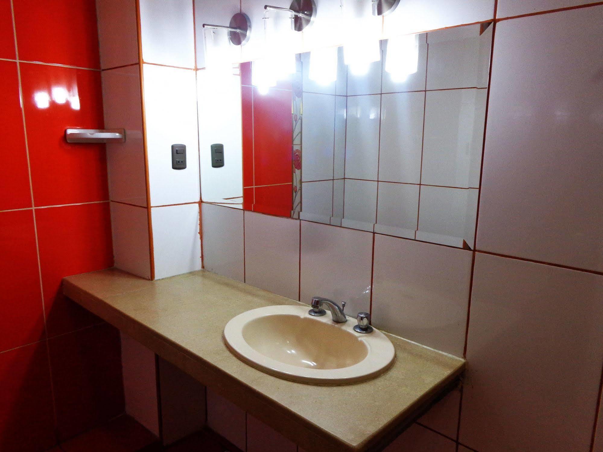 איקה Hotel Colon Plaza מראה חיצוני תמונה